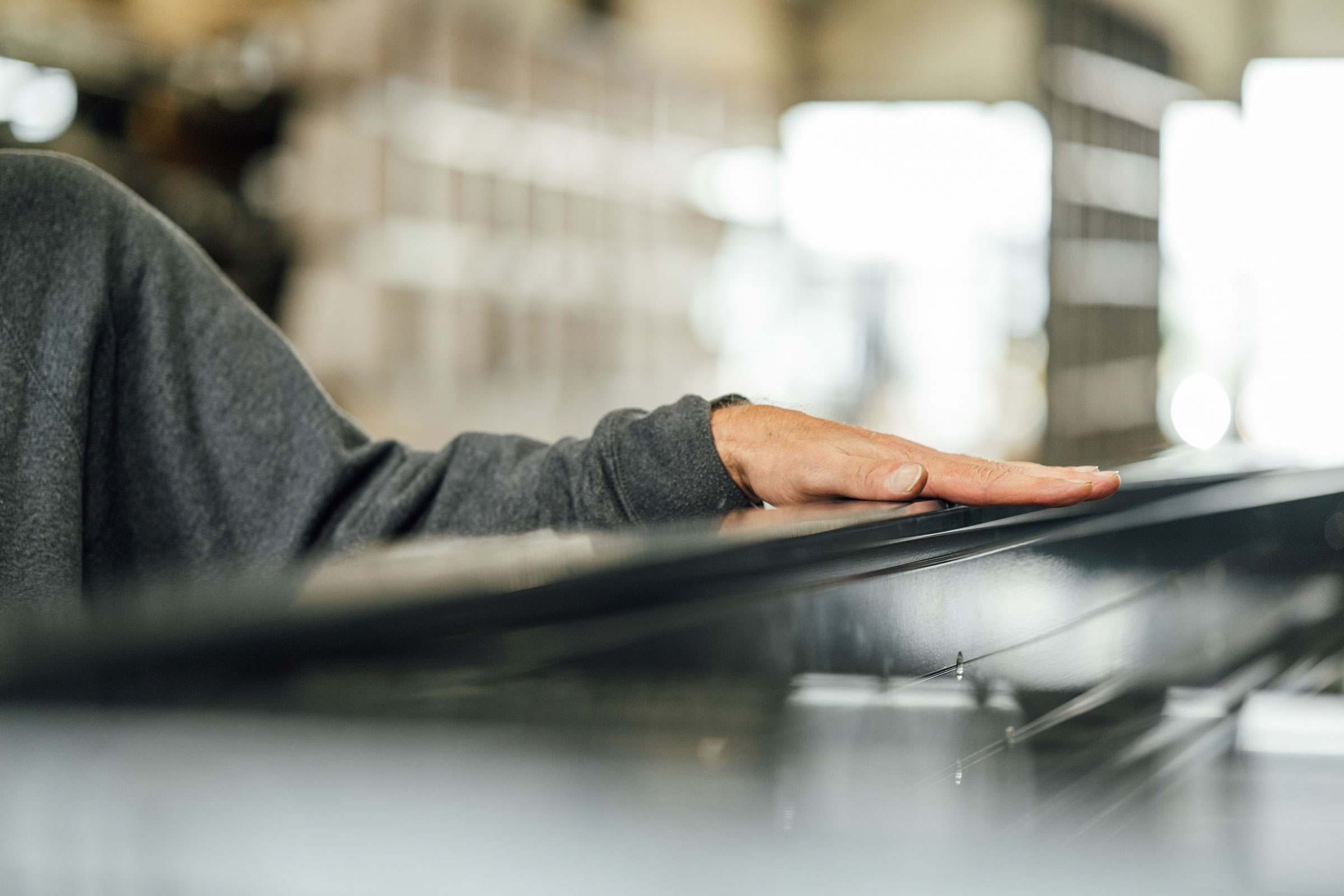 Nahaufnahme Hand auf Fassadenteil