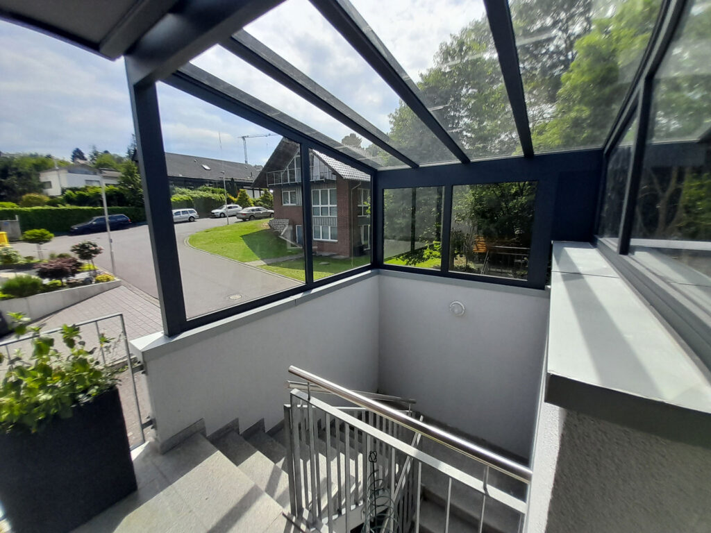 Estate Treppenaufgang-Überdachung aus Aluminium und Glas am modernen Hauseingang