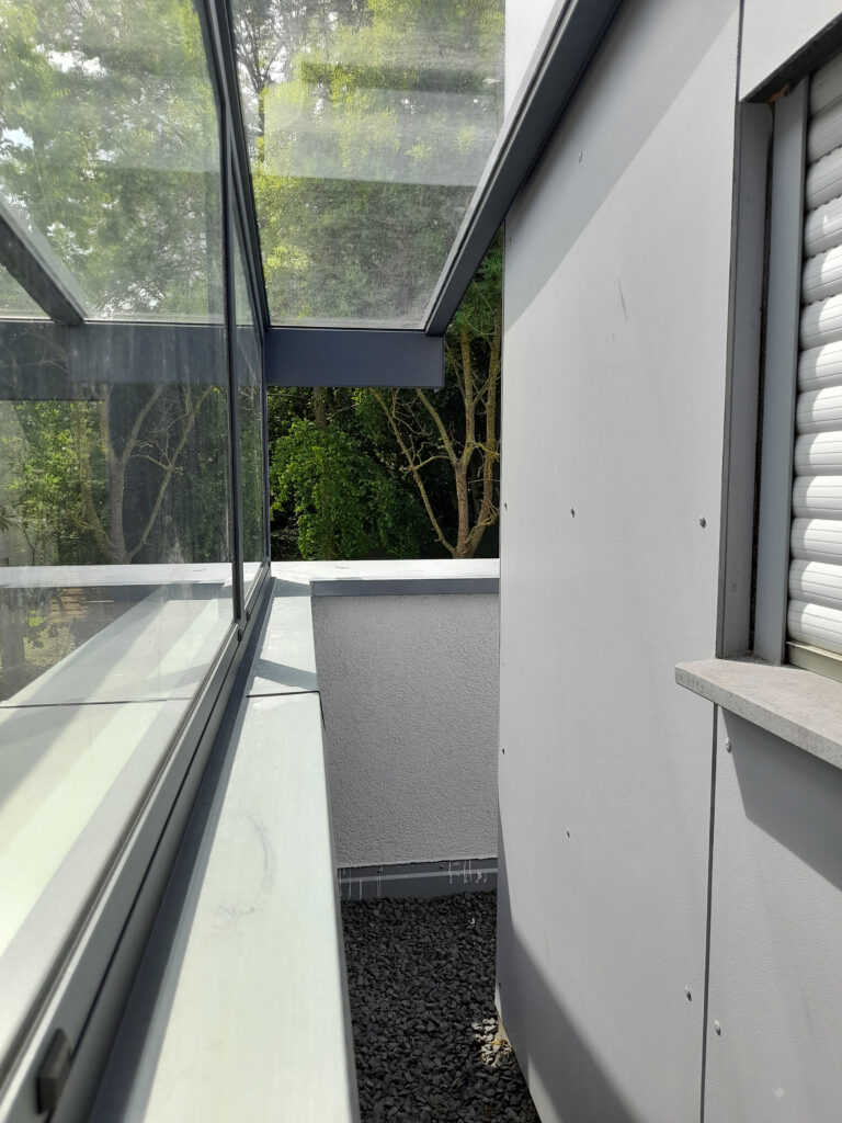 Detailansicht der seitlichen Glasflächen und Aluminiumprofile einer Estate Treppenaufgang-Überdachung