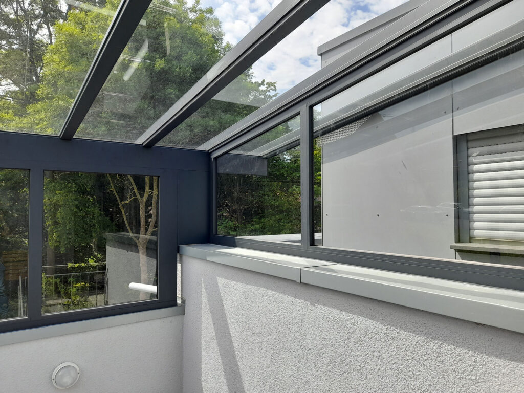 Glasdach der Estate Eingangsüberdachung mit Aluminiumprofilen und Anschluss an die Hausfassade