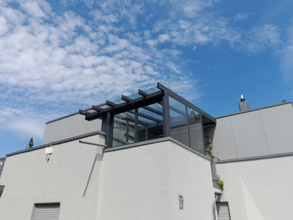 Estate Aluminium-Glas-Überdachung mit großzügigem Glasdach über einem Treppenaufgang